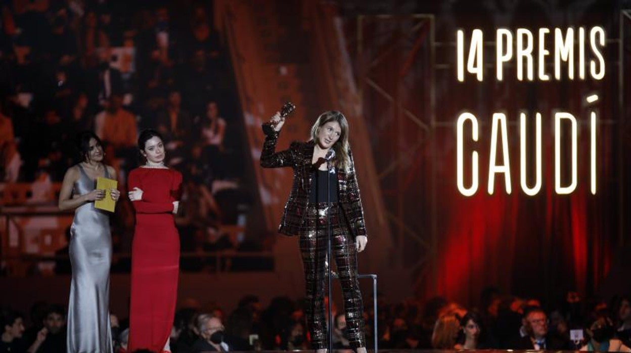 Clara Roquet, recogiendo el premio a la mejor película de lengua no catalana por 'Libertad'