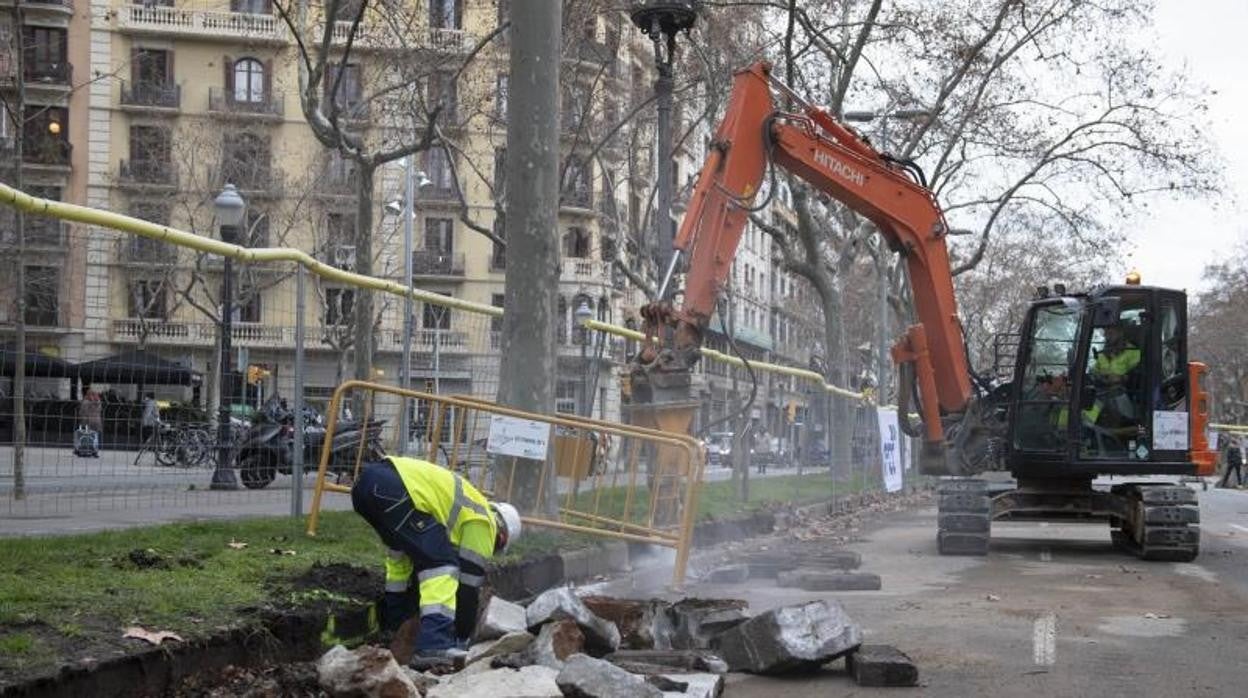 Operarios, empezando a trabajar este lunes en la avenida Diagonal