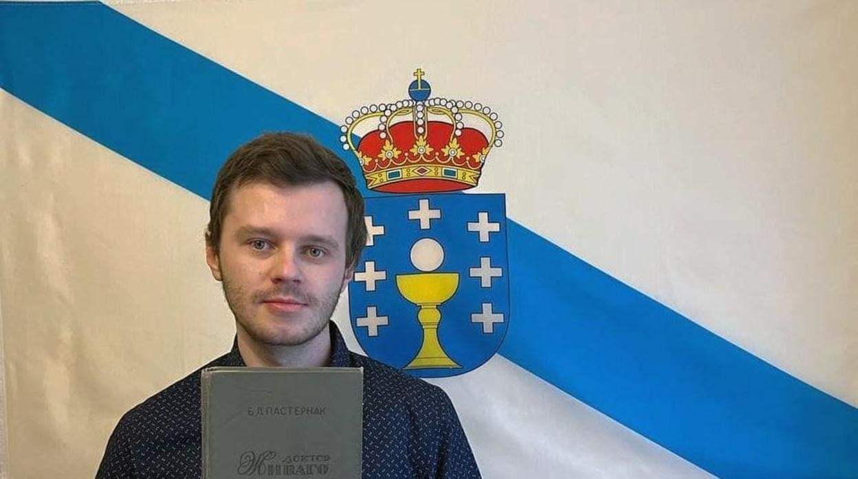 Aleksandr Dziuba posa con la bandera de Galicia