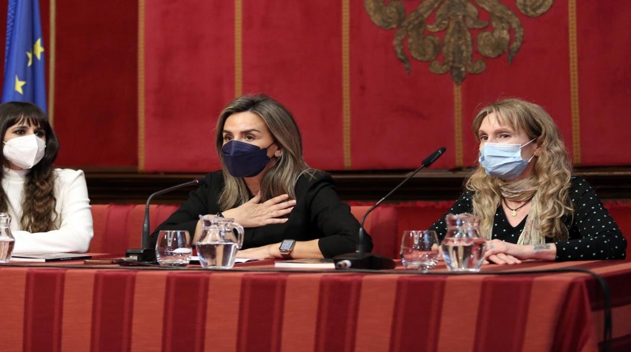 Milagros Tolón, en el centro, junto a las ganadoras del certamen