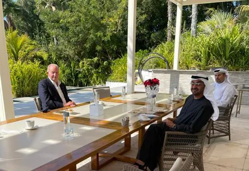 Don Juan Carlos, con el Príncipe heredero de Abu Dabi, Mohammed bin Zayed, y el presidente del Manchester City, Khaldoon Al Mubarak