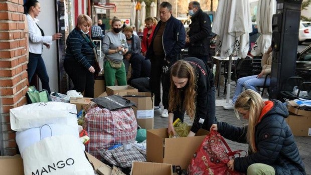 Ola de solidaridad: camas hoteleras, comida y traslado para los que huyen de la guerra