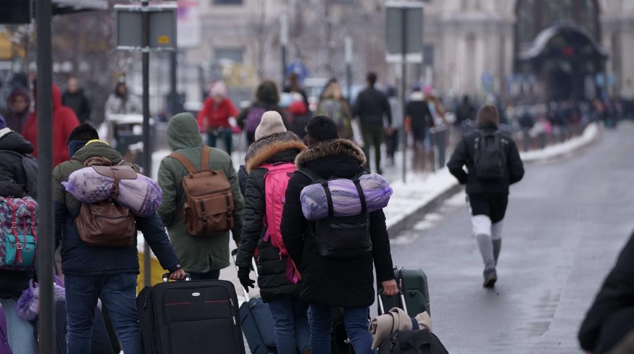 Refugiados ucranianos se dirigen a la estación de Lviv