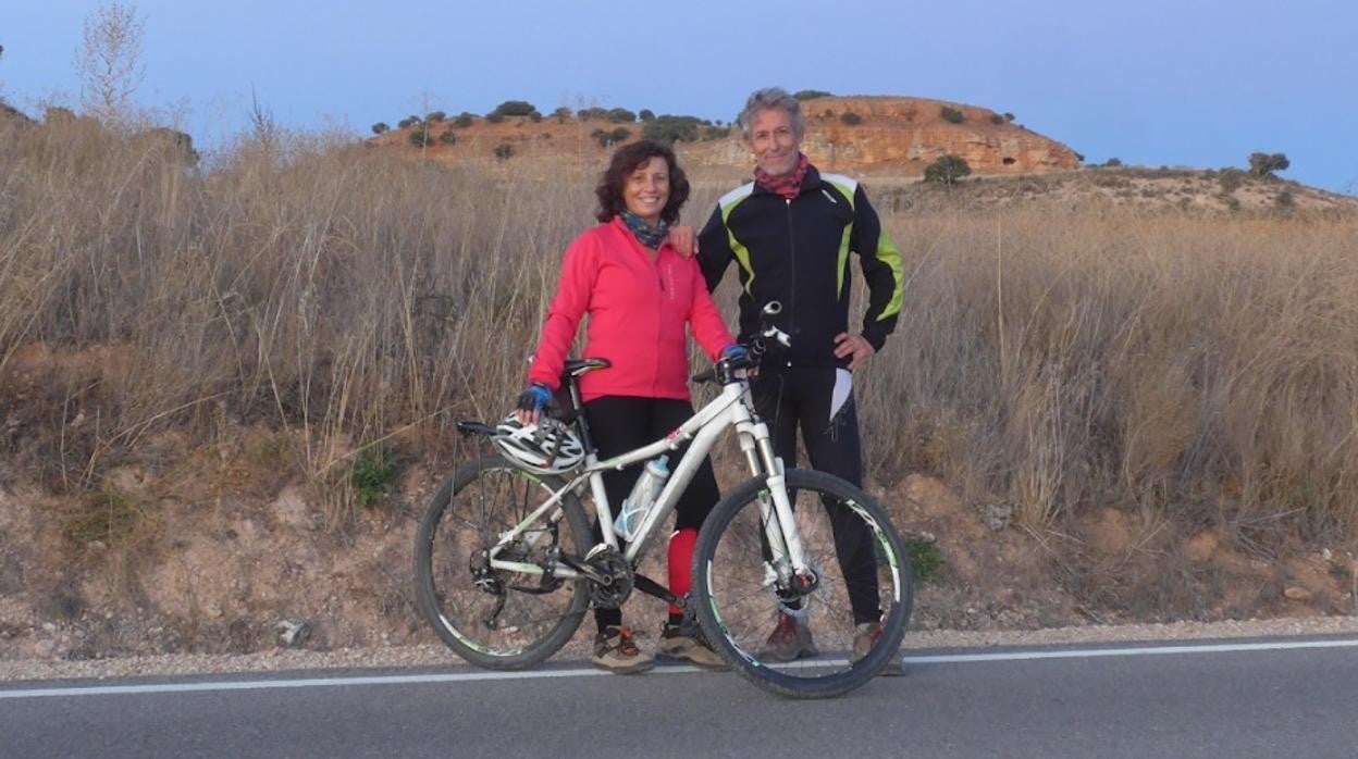 Carolina Muñoz y Carlos Rubio posan en bicicleta