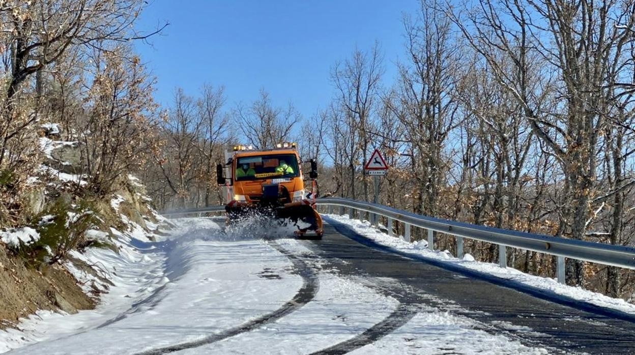 La Diputación de Ávila actúa en 60 carreteras de la red provincial ante la acumulación de nieve