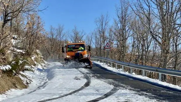 La nieve mantiene cortados tres tramos de carreteras de la red secundaria en Espinosa de los Monteros (Burgos)