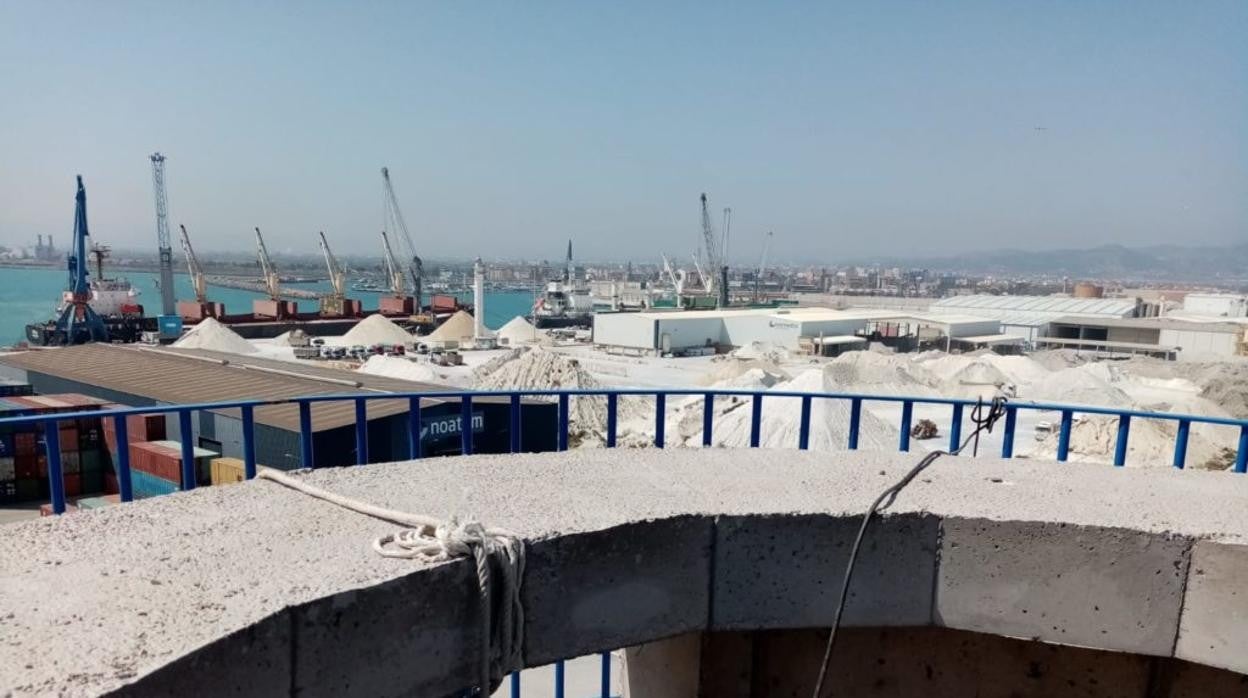 Una imagen del Puerto de Castellón, con vistas a montañas de caolín y arcillas blancas desde el Faro