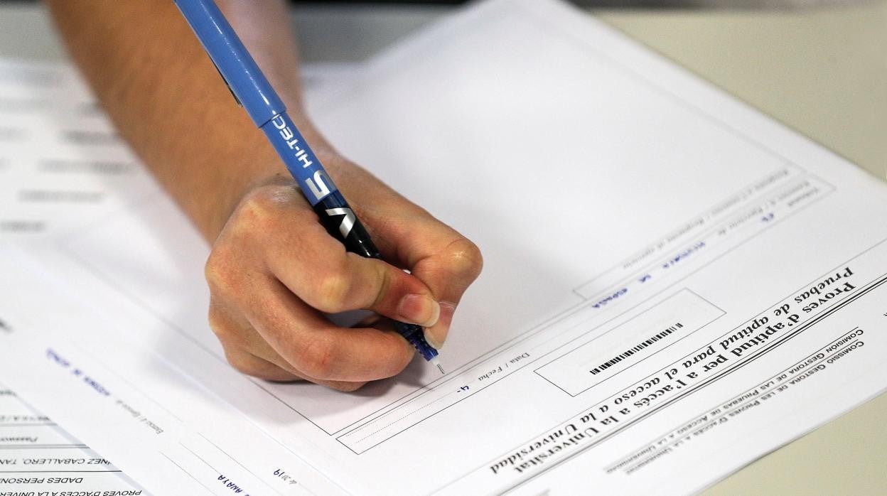 Imagen de archivo de un estudiante realizando las pruebas de acceso a la universidad (PAU) en Valencia