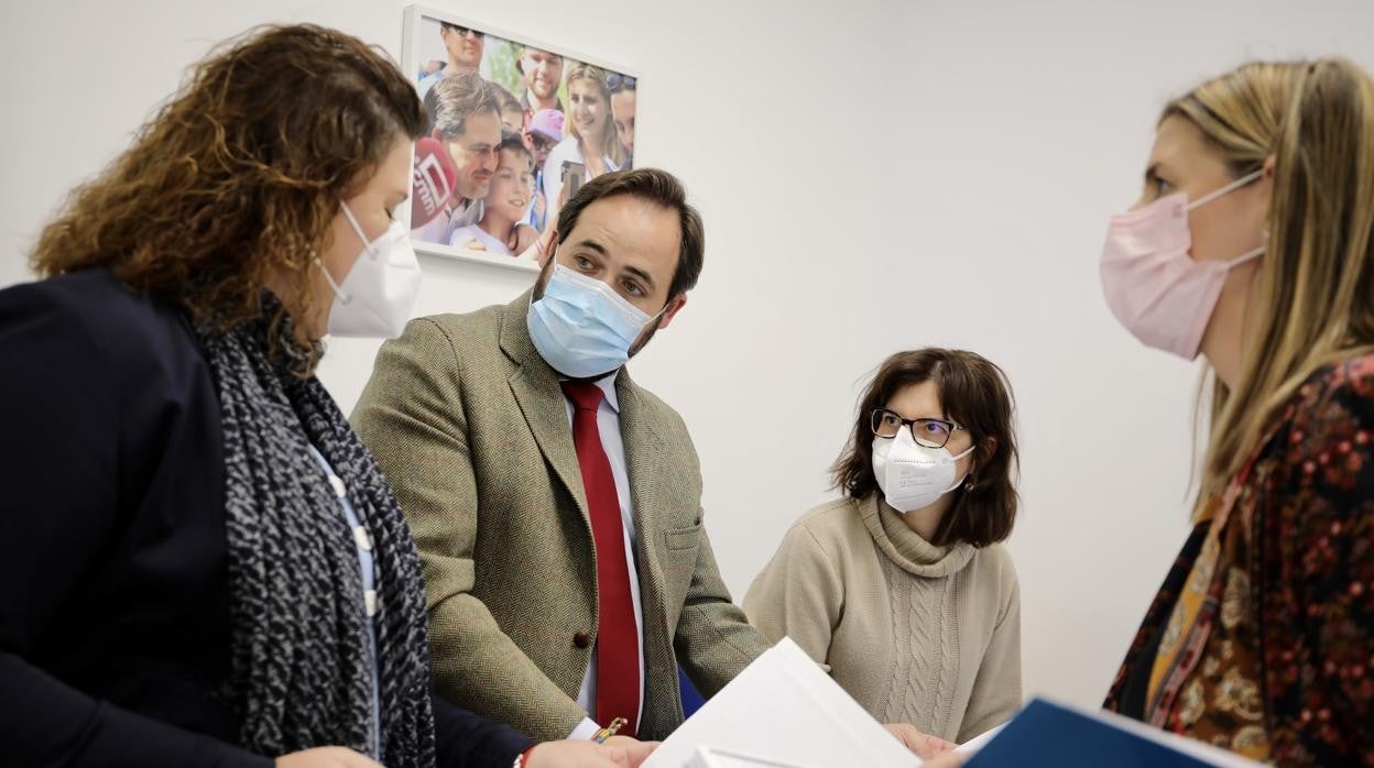 Paco Núñez durante la recogida de avales