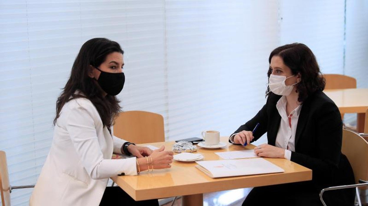 Rocío Monasterio e Isabel Díaz Ayuso, en la Asamblea de Madrid