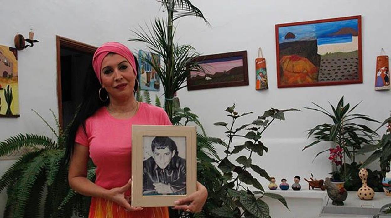 Belén Elvira con la foto de su hermano 'Albertito', desaparecido en 1973 en la isla de Lanzarote