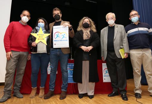 Los padres de los niños, los concejales García y Medina y el director del colegio Infantes, en la presentación