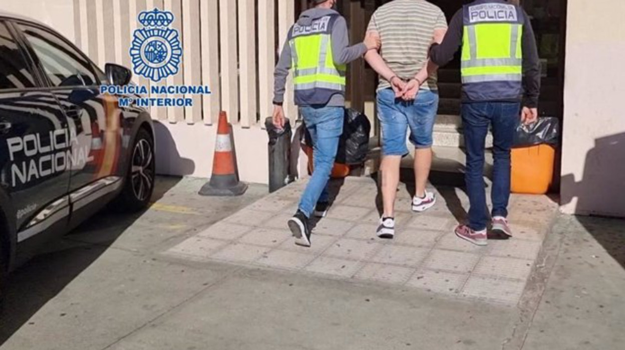 Agentes de la Policía Nacional junto al detenido