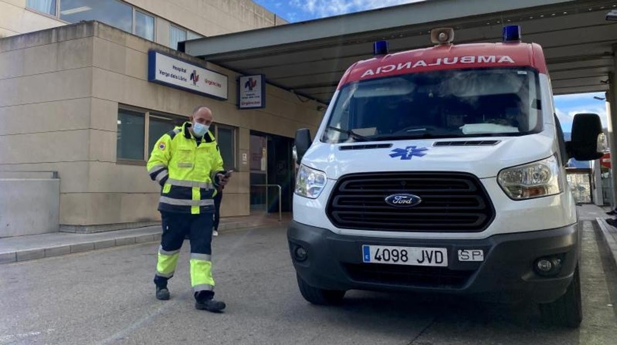 Personal sanitario junto a una ambulancia a la entrada de un hospital en la Comunidad Valenciana