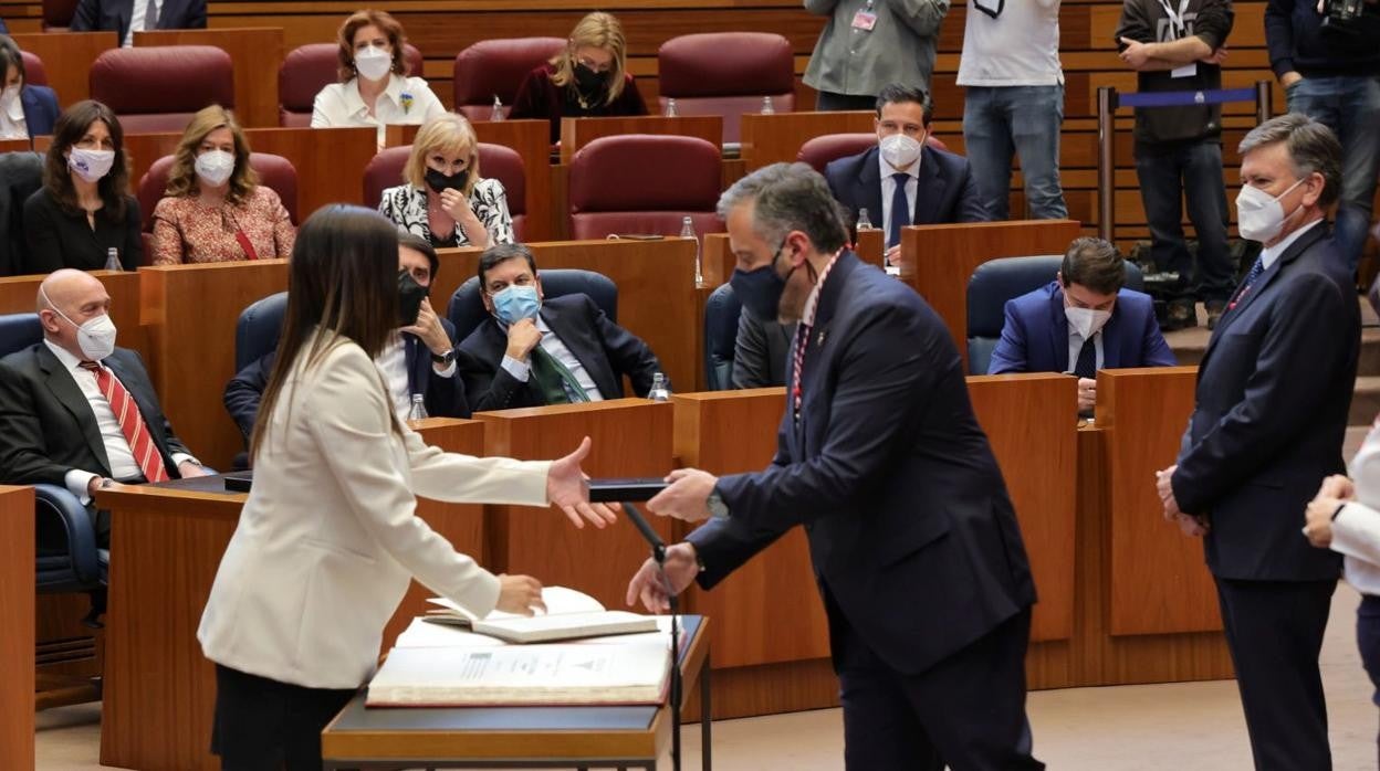 El presidente de las Cortes, Carlos Pollán, junto a Rosa Martía Rubio, momentos antes de que ésta le negase el saludo