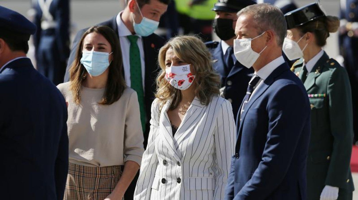 La ministra de Igualdad (i), Irene Montero; Yolanda Díaz (c), vicepresidenta segunda y ministra de Trabajo, y el presidente del Senado, Ander Gil (d), llegan para asistir a la investidura presidencial de Gabriel Boric