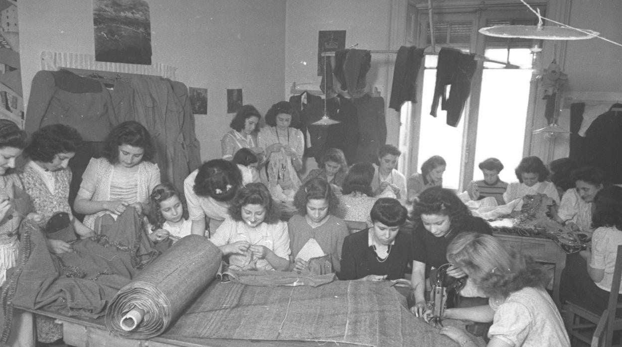 Mujeres cosiendo en un taller