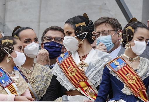 Alberto Núñez Feijóo y Ximo Puig en el balcón del Ayuntamiento de Valencia