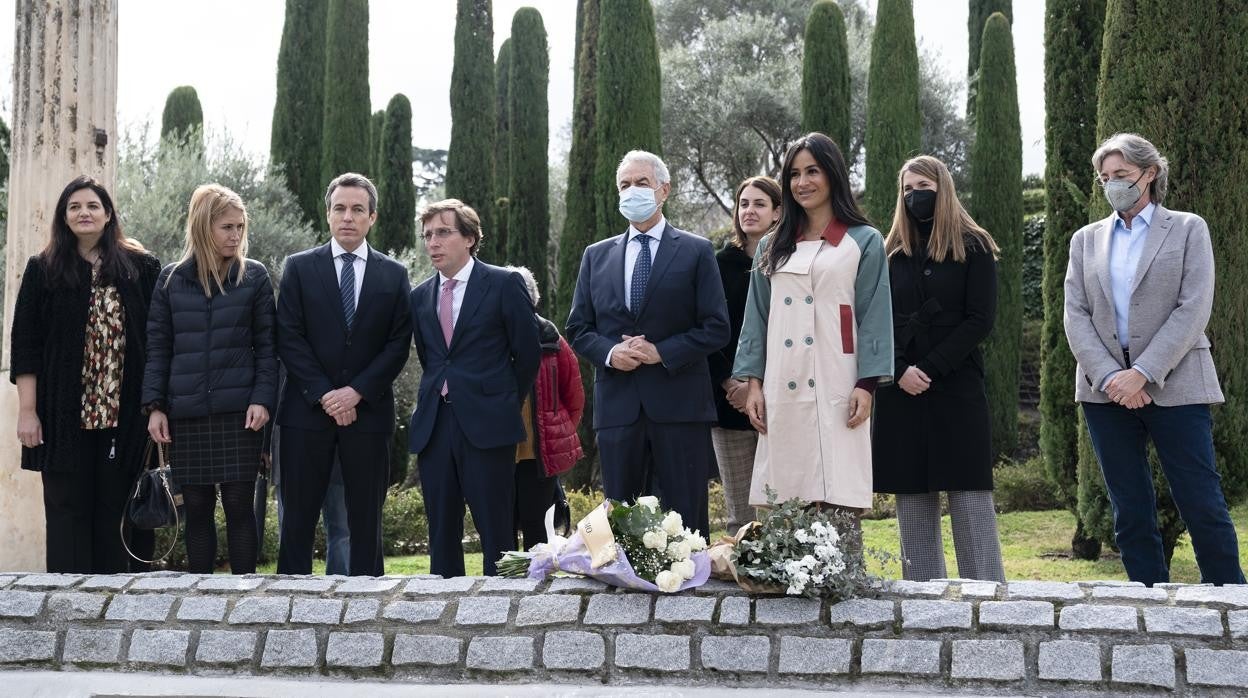 El alcalde y la vicealcaldesa, ayer, junto a las portavoces de la oposición en el acto por las víctimas del 11-M