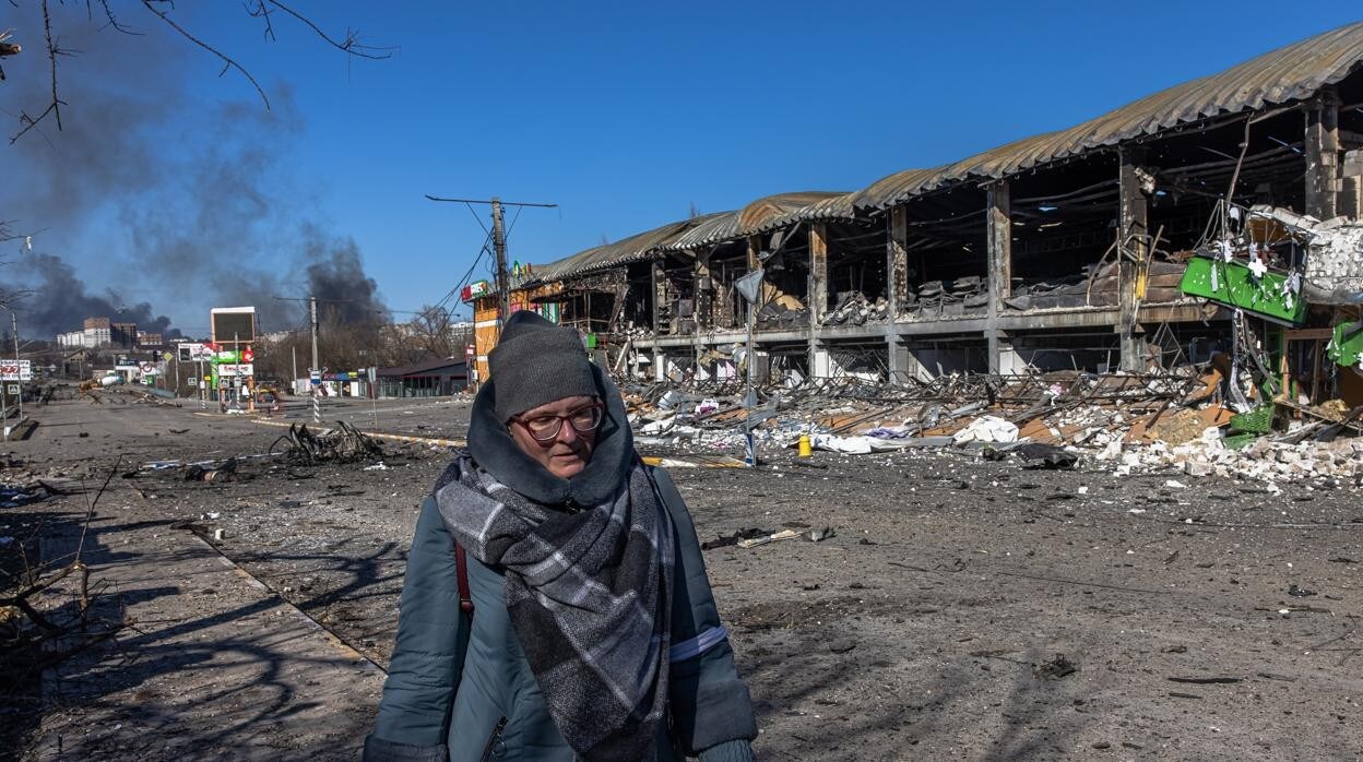 Imagen de una mujer que huye del horror de la guerra en Kiev (Ucrania)