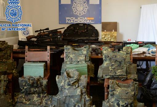 El clan de los Jiménez escondía un arsenal de armas y drogas en dos narcopisos de El Ruedo