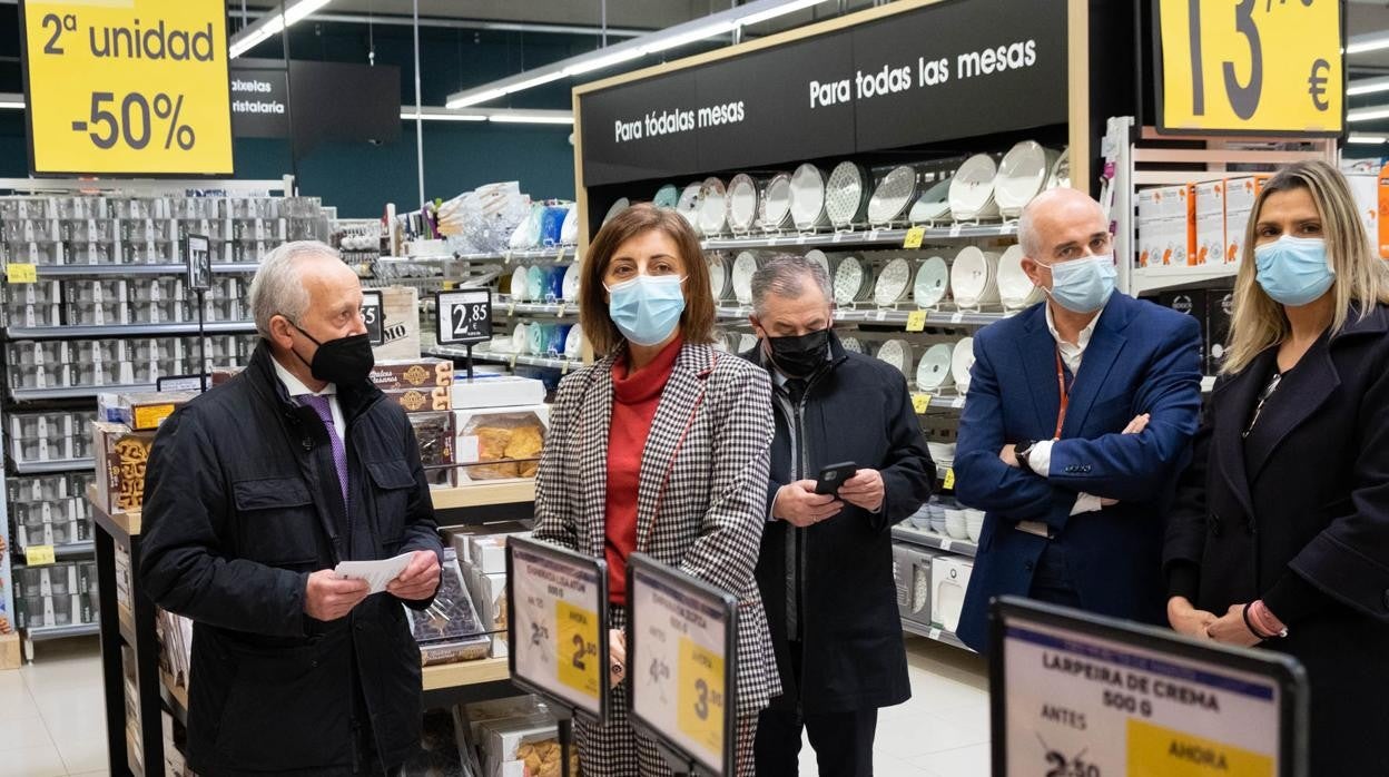 Ángeles Vázquez, en el centro, durante su visita a un nuevo hipermercado en Santiago