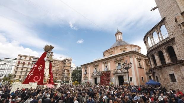 Una alfombra con 5.000 flores decorará la plaza de la Virgen en la procesión en honor a la patrona de Valencia