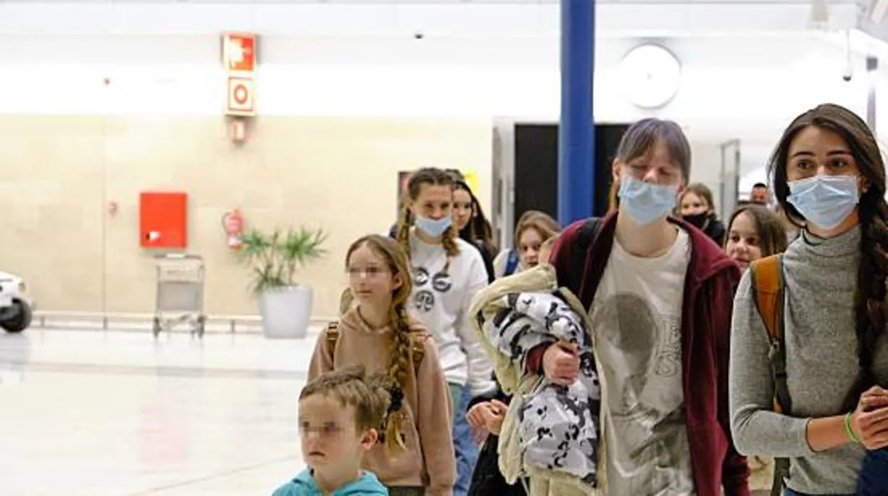 Niños y niñas de Ucrania en su llegada a Fuerteventura, ya a salvo de la guerra
