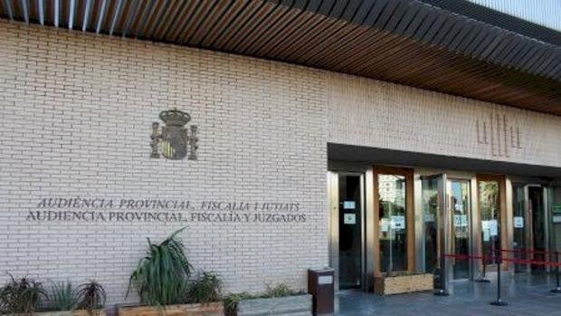 Piden prisión permanente revisable para un hombre acusado de matar a su hijo de diez meses a golpes contra la pared