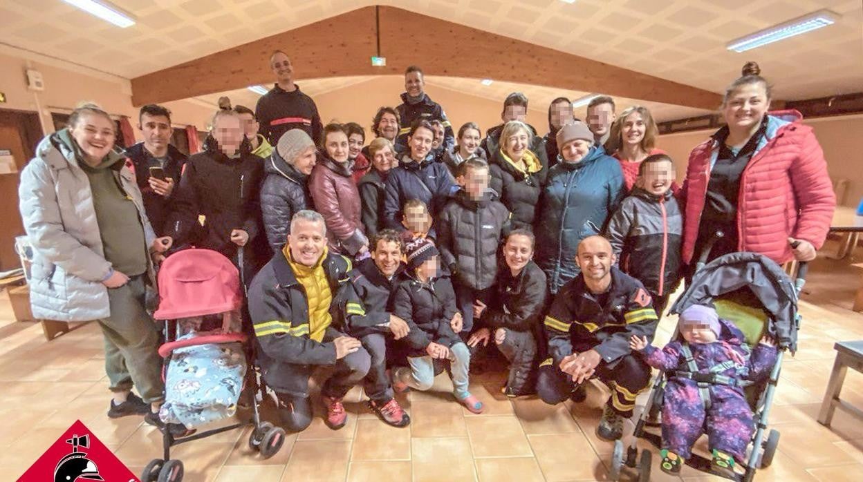 Imagen de los refugiados ucranianos junto a los bomberos voluntarios de Alicante