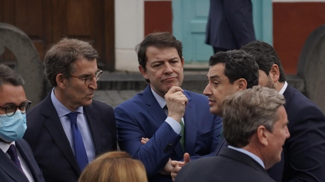 Alfonso Fernández Mañueco junto a otros presidentes autonómicos en el acto de homenaje al pueblo de La Palma