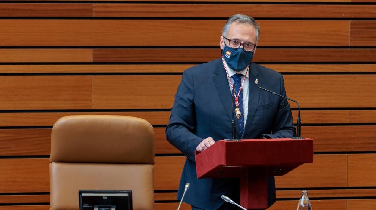 El presidente de las Cortes, Carlos Pollán durante el Pleno de constitución de las Cortes de Castilla y León