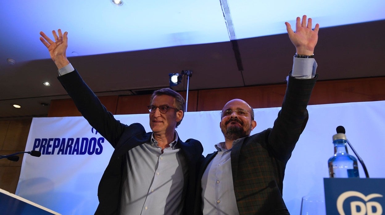 Alberto Núñez Feijóo y Alejandro Fernández, hoy, en Barcelona, en el acto a los militantes del PP catalán