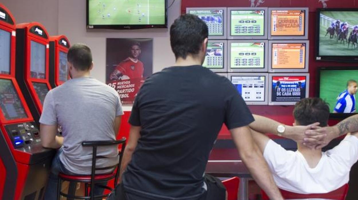 Varios jóvenes en un local de apuestas madrileño