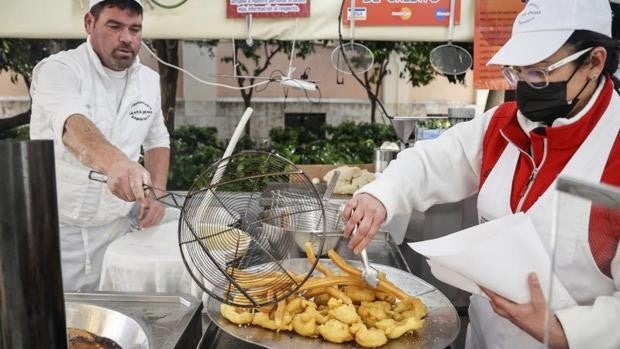 La subida del precio del aceite de girasol asfixia al gremio de churrerías y buñoleros en las Fallas de Valencia