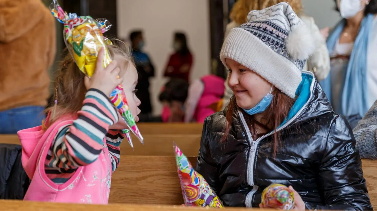 Dos niñas de familias ucranianas juegan durante la presentación de la iniciativa de acogida en el Ayuntamiento de El Espinar