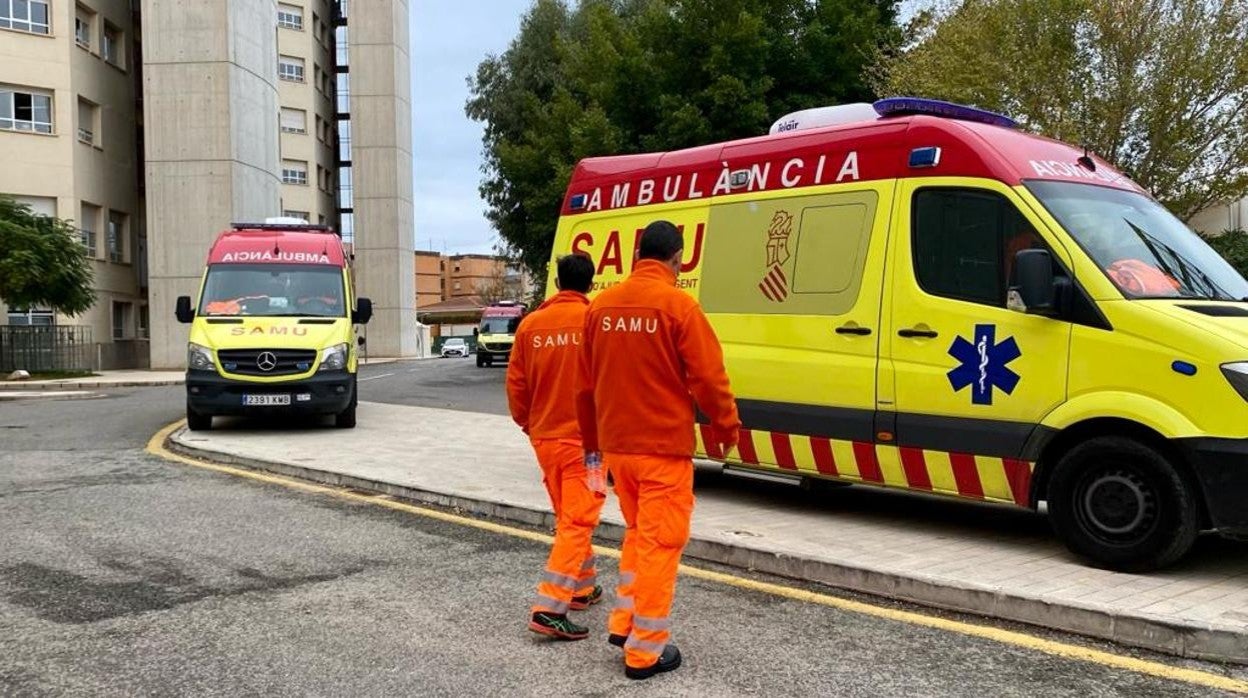 Personal del SAMU junto a varias ambulancias