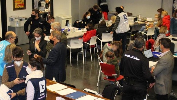 Madrid activa un protocolo para atender a los refugiados: alojamiento, sanidad, escolarización y empadronamiento