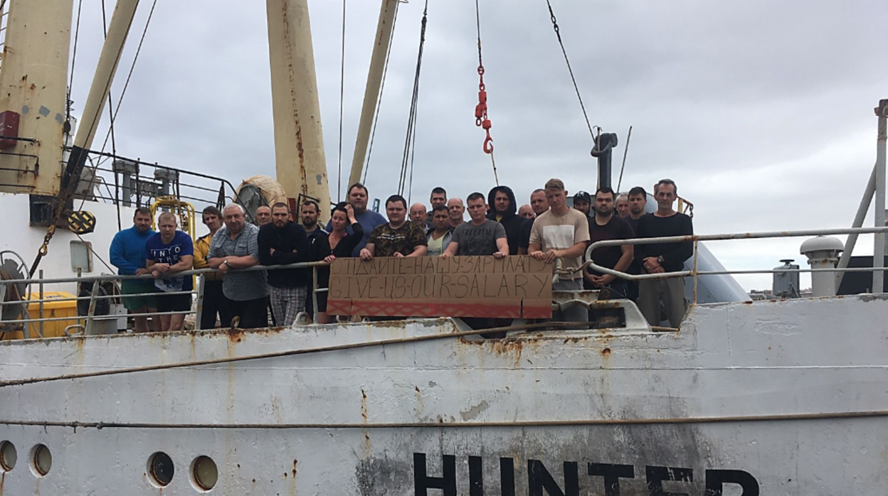 Tripulantes del buque Hunter en el puerto de Las Palmas