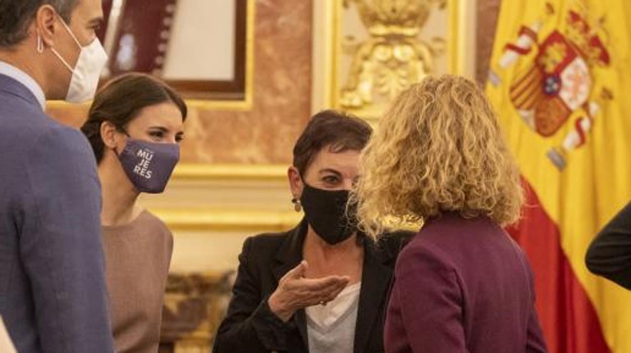 La portavoz de EH Bildu en el Congreso, Mertxe Aizpurúa, charla con la socialista Meritxel Batet (de espaldas) ante el presidente Sánchez y la ministra de Podemos Irene Montero, en una imagen de archivo