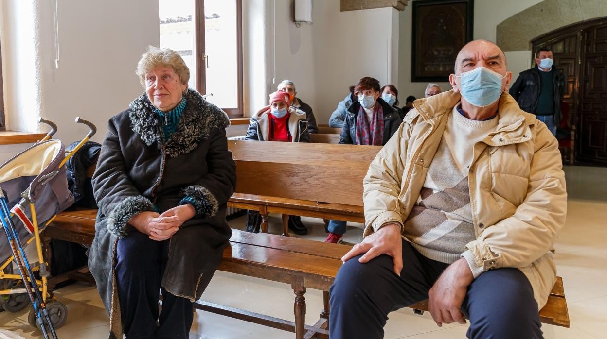 La refugiada ucraniana Katerina Kuzminykh, junto a su yerno, Faig Budaqov, ayer en el Ayuntamiento de El Espinar