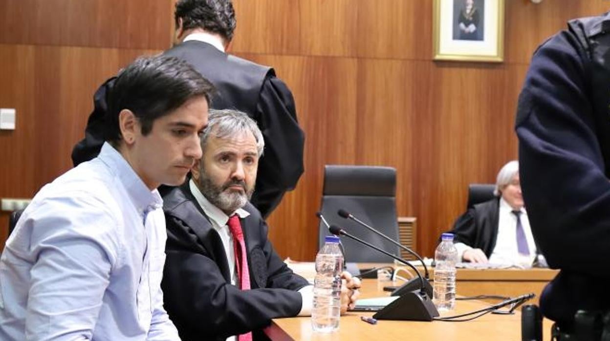 Rodrigo Lanza, el acusado del crimen de los tirantes, con su abogado, en el juicio