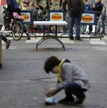 Un niño enciende un petardo en Valencia