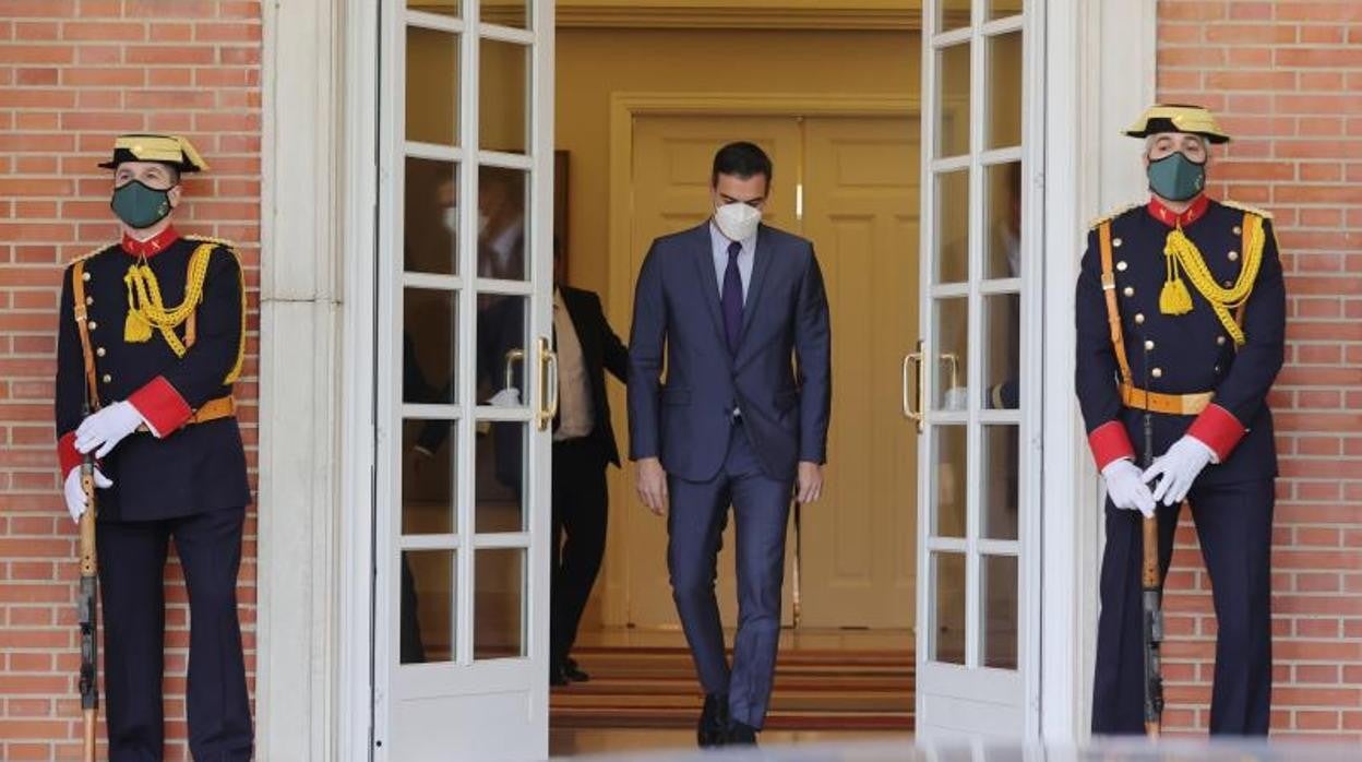 El presidente Sánchez, en la puerta del Palacio de la Moncloa