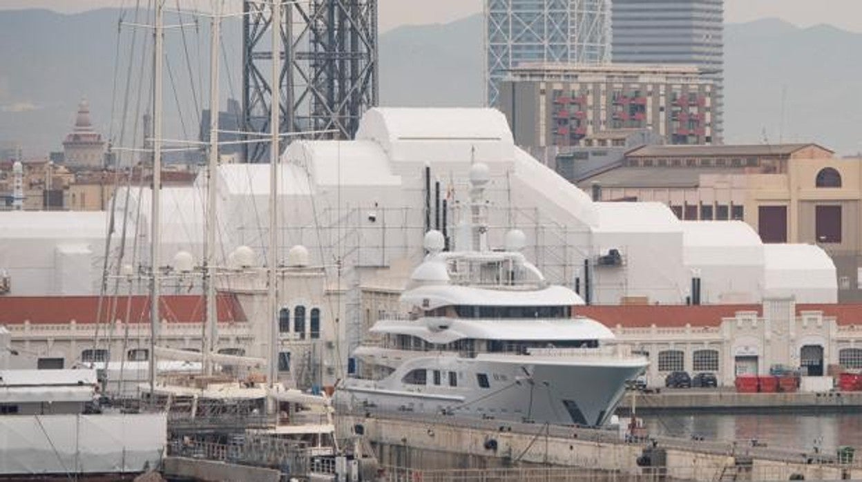 El Valerie, atracado en el Puerto de Barcelona