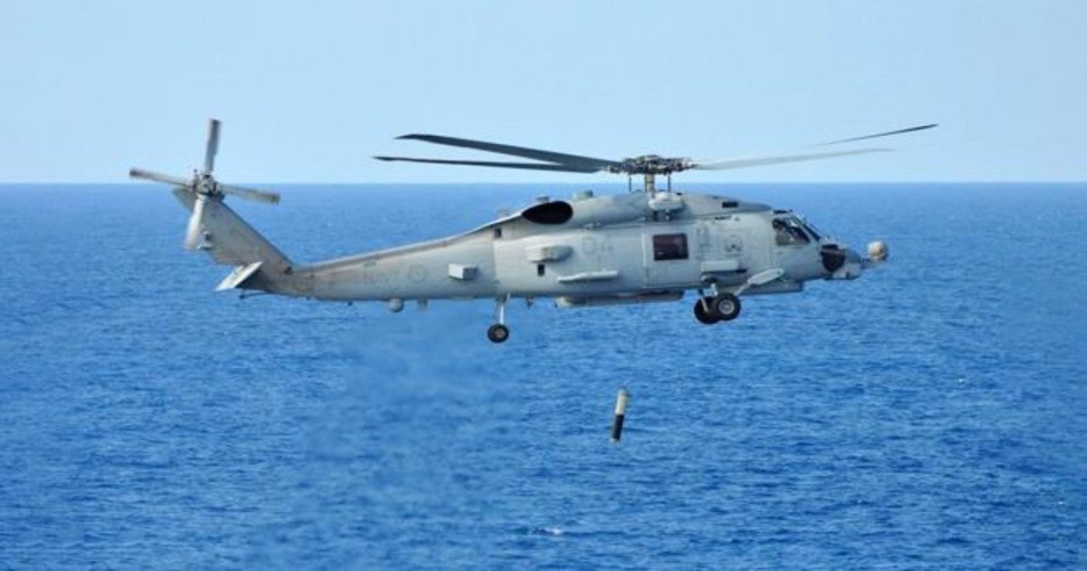 Un helicóptero MH-60R en misión de guerra antisubmarina con un sonar aerotransportado de baja frecuencia