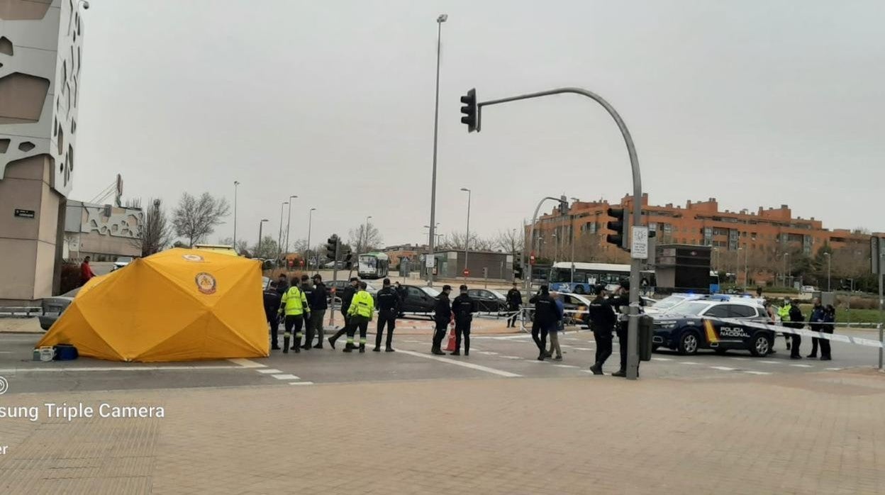 Policía Nacional y sanitarios de Emergencias, en el lugar de los hechos tras el tiroteo