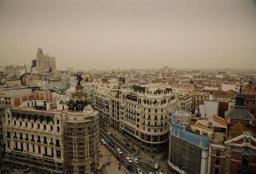 Vista de la Gran Vía con la tormenta de arena encima