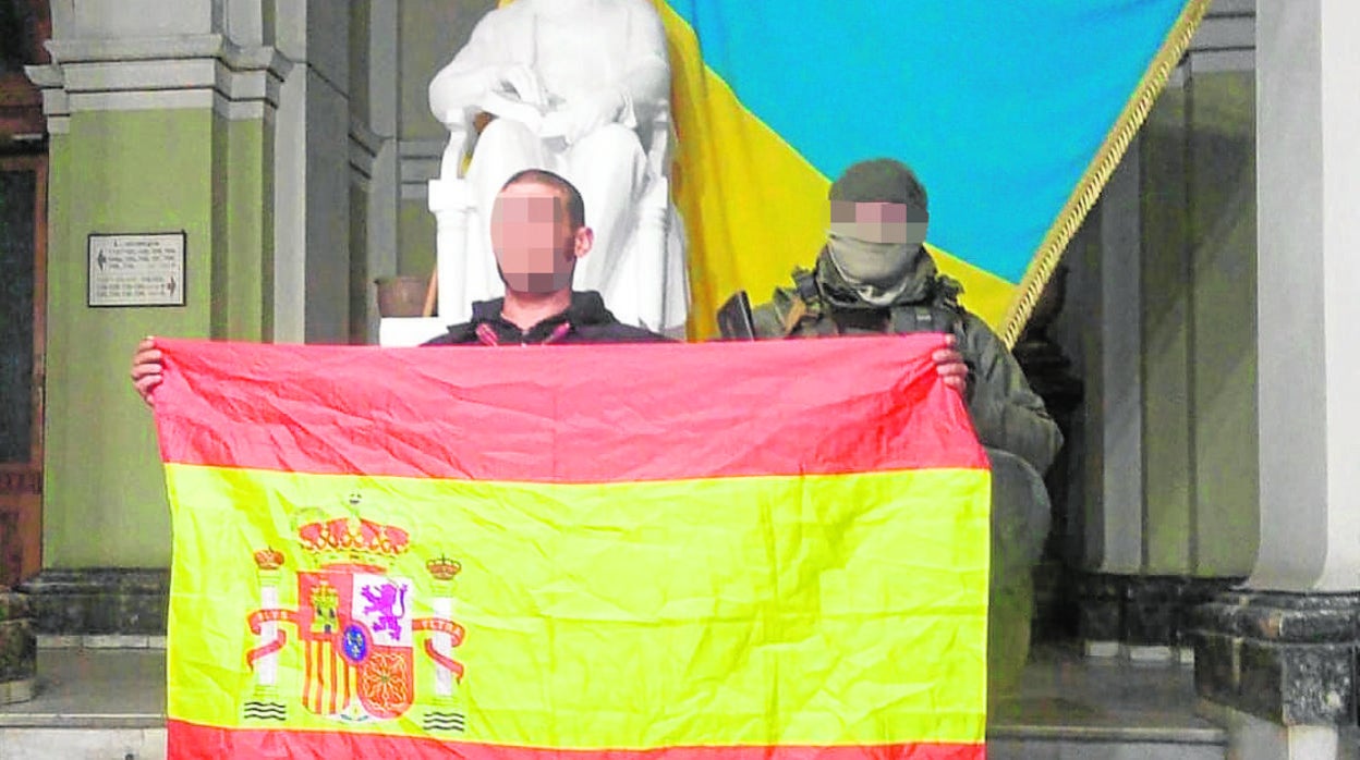 Dos de los soldados españoles que ya están en Ucrania, con la bandera de su país