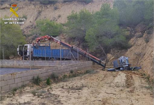 Uno de los cajeros transportado al campo para sacar el dinero